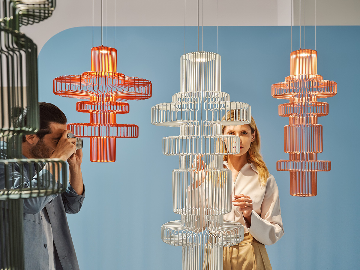 Różnokolorowe druciane lampy o nieregularnych kształtach