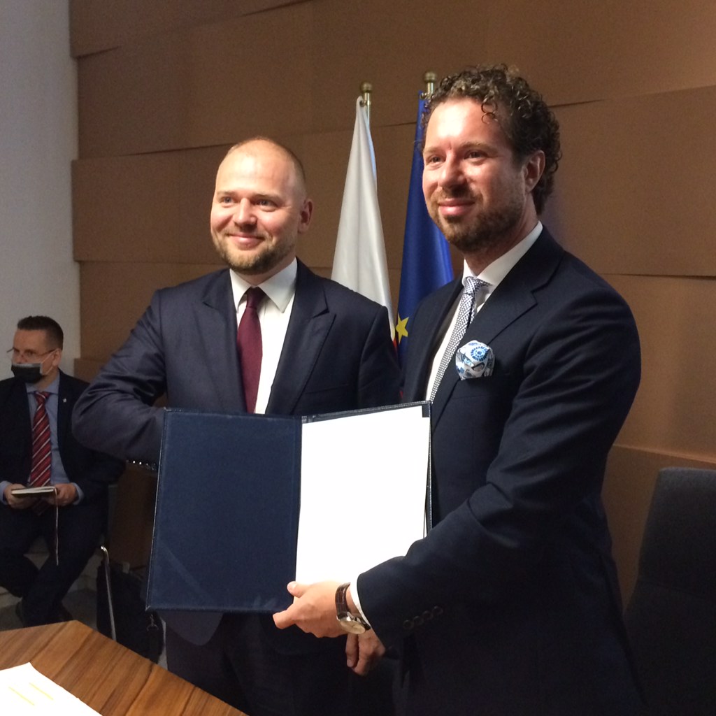 Marcin Czyża, wiceprezes PARP oraz Krzysztof Mazur, wiceminister rozwoju trzymają podpisane porozumienie między PARP a Tajwańską Agencją do spraw MSP