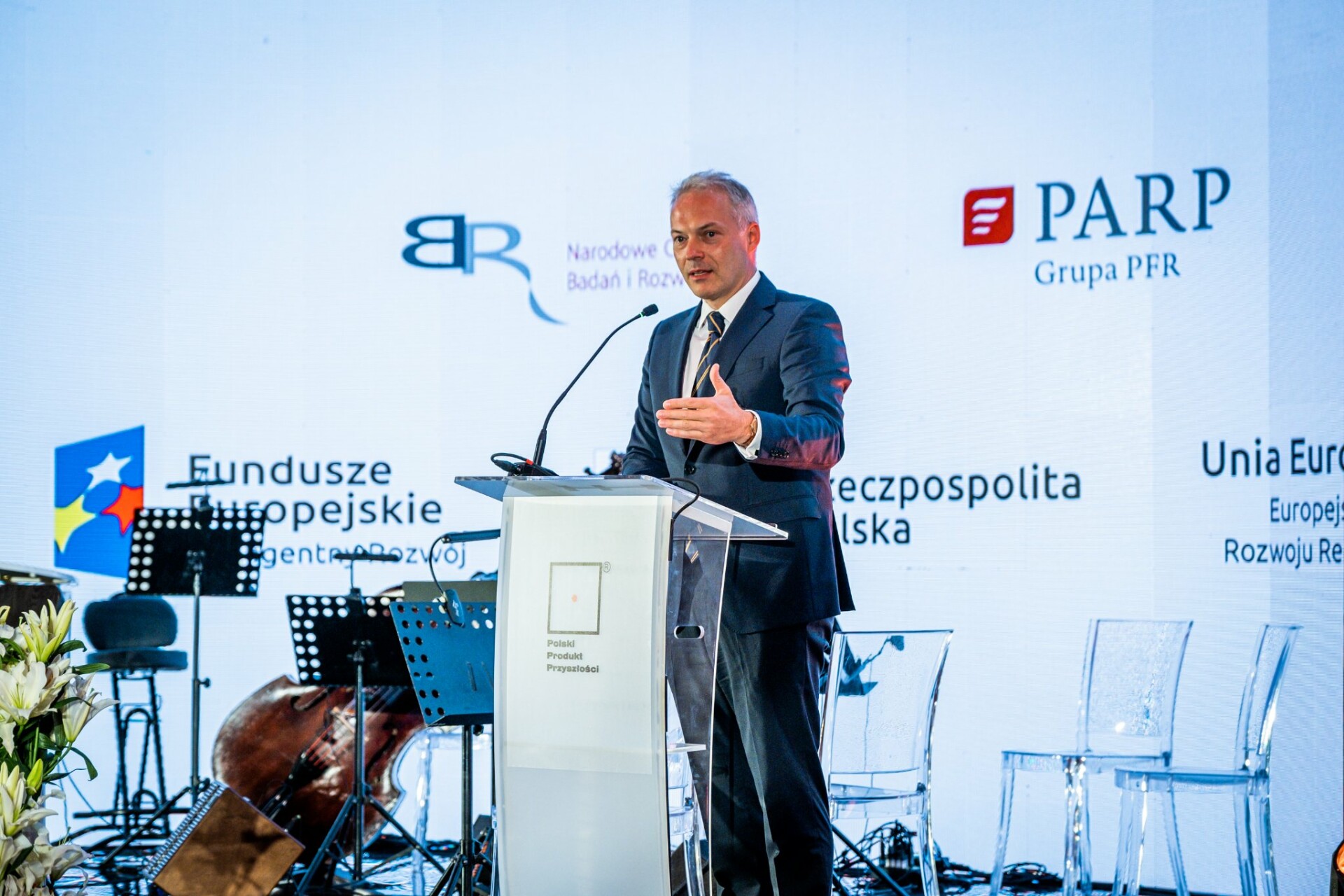 Przemawia na scenie Jacek Żalek, Sekretarz Stanu resortu Funduszy i Polityki Regionalnej