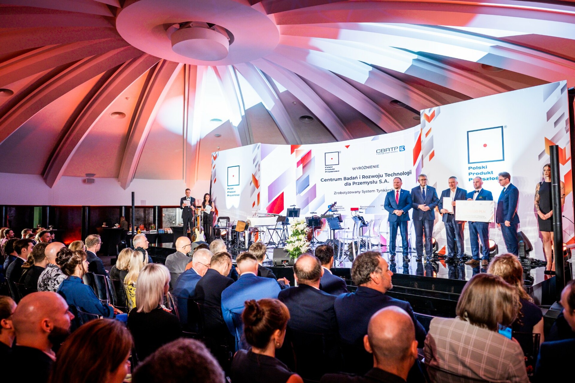 Scena z laureatami i przedstawicielami instytucji publicznych