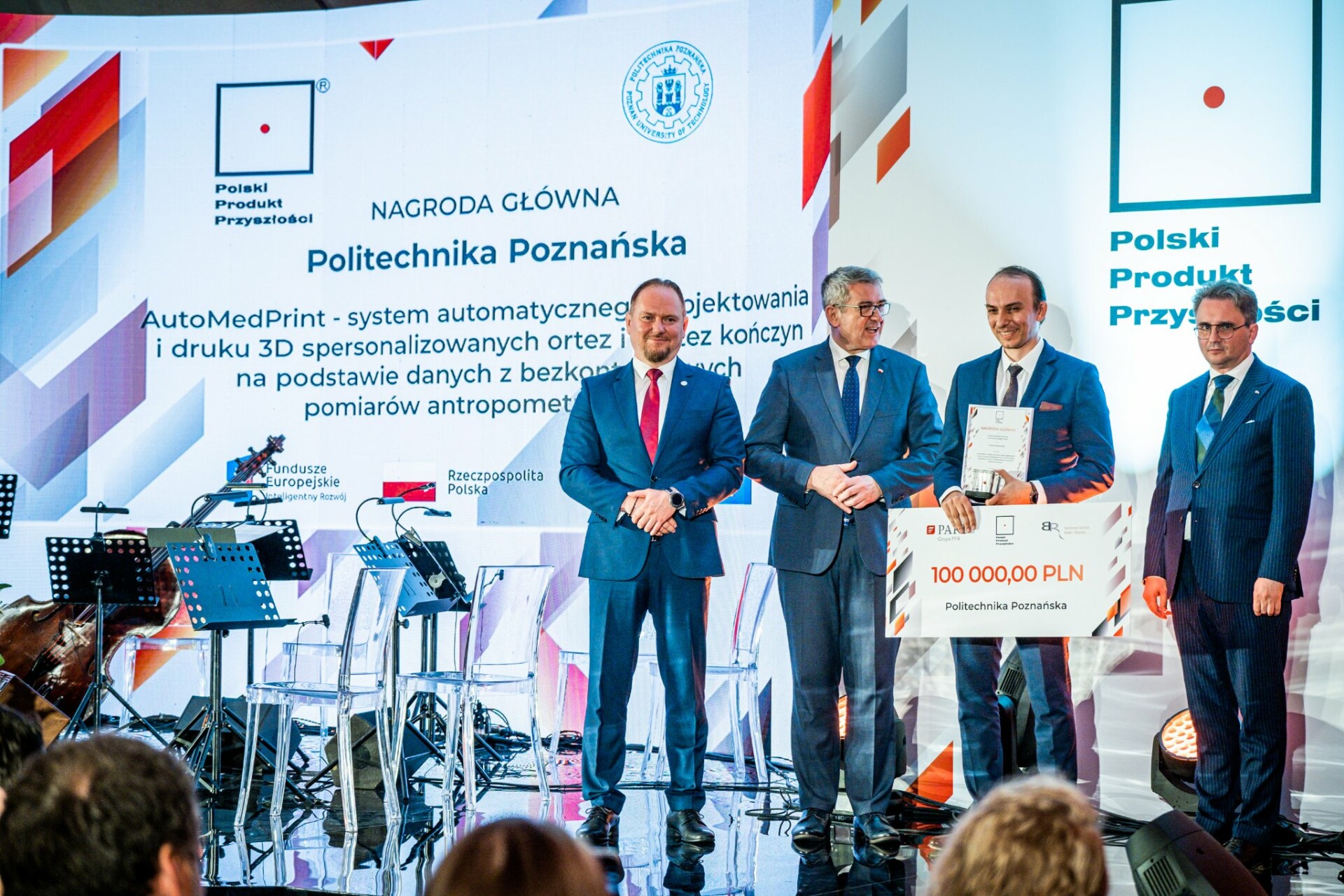 Scena z laureatami i przedstawicielami instytucji publicznych