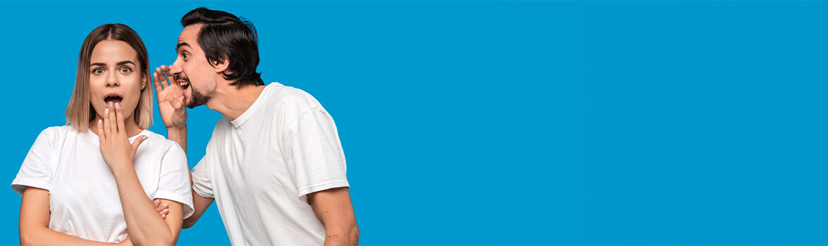 Błękitne tło. Dwie osoby szepcące. 