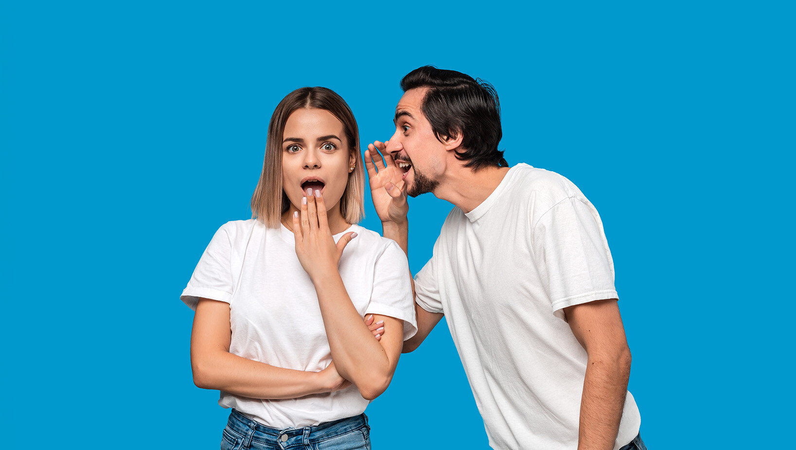 Błękitne tło. Dwie osoby szepcące. 