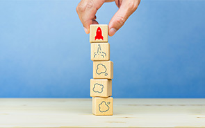 Klocki na niebieskim tle. 