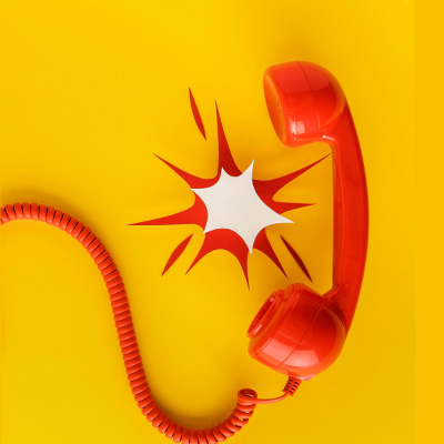 Na żółtym tle jest widoczny czerwona słuchawka.