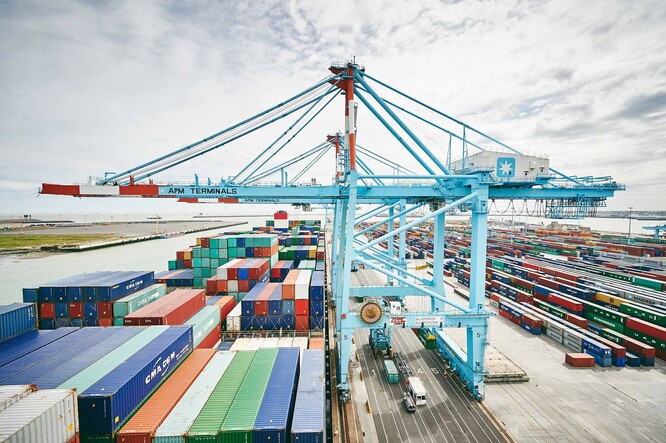 Widok na port i kontenery