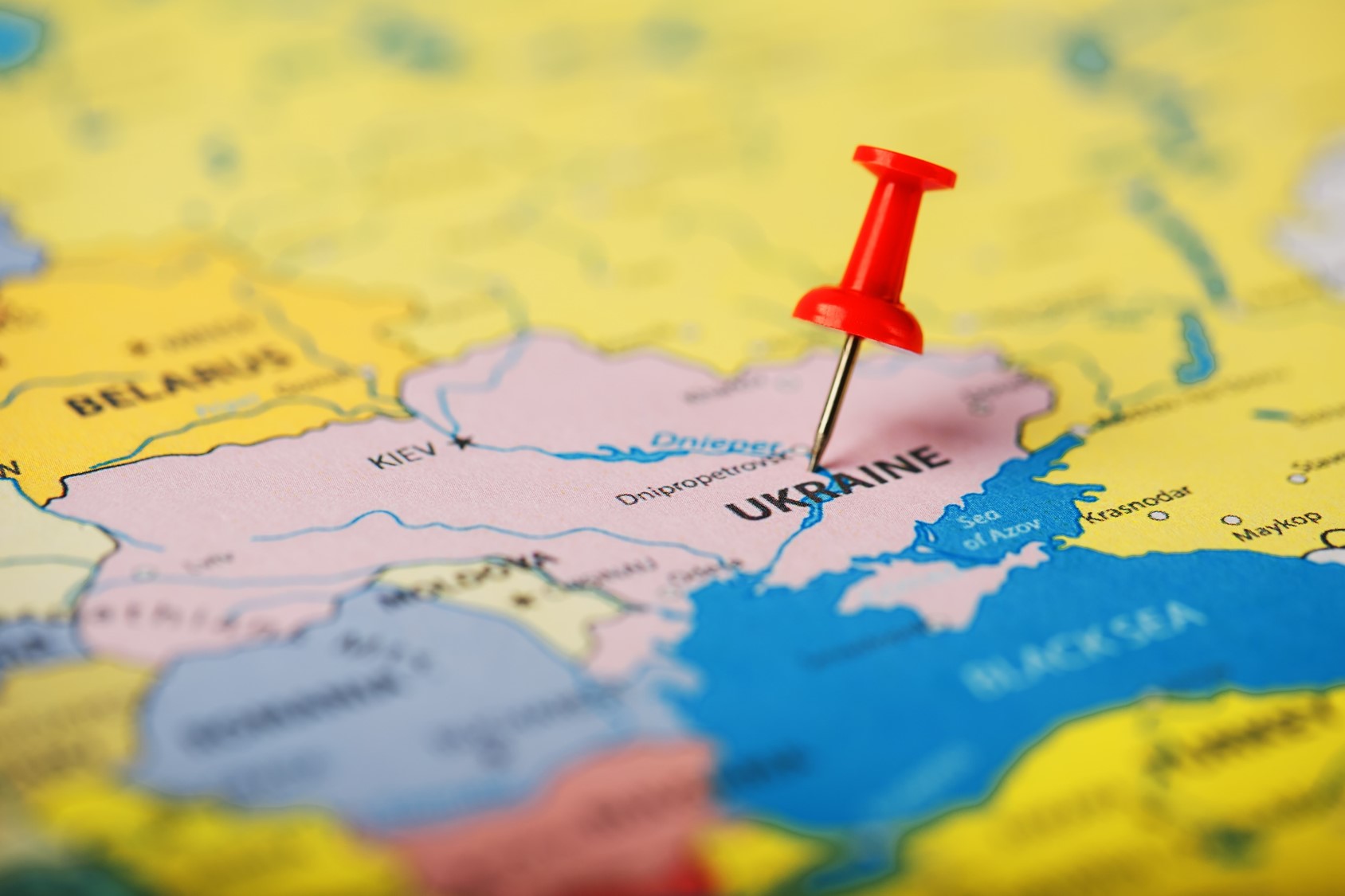 Mapa geograficzna wschodniej Europy z pinezką wbitą w Ukrainę 