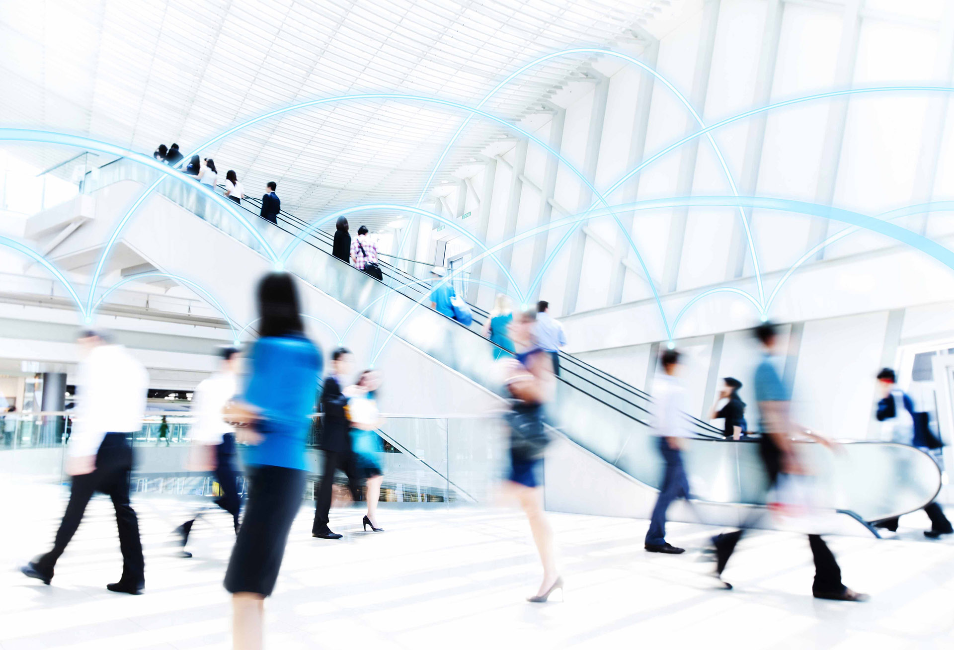 Abstrakcyjna grafika przedstawiająca ludzi chodzących po dużym holu z ruchomymi schodami, na którą...