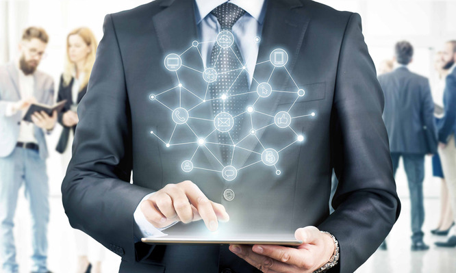 Mężczyzna ubrany w garnitur trzyma tablet