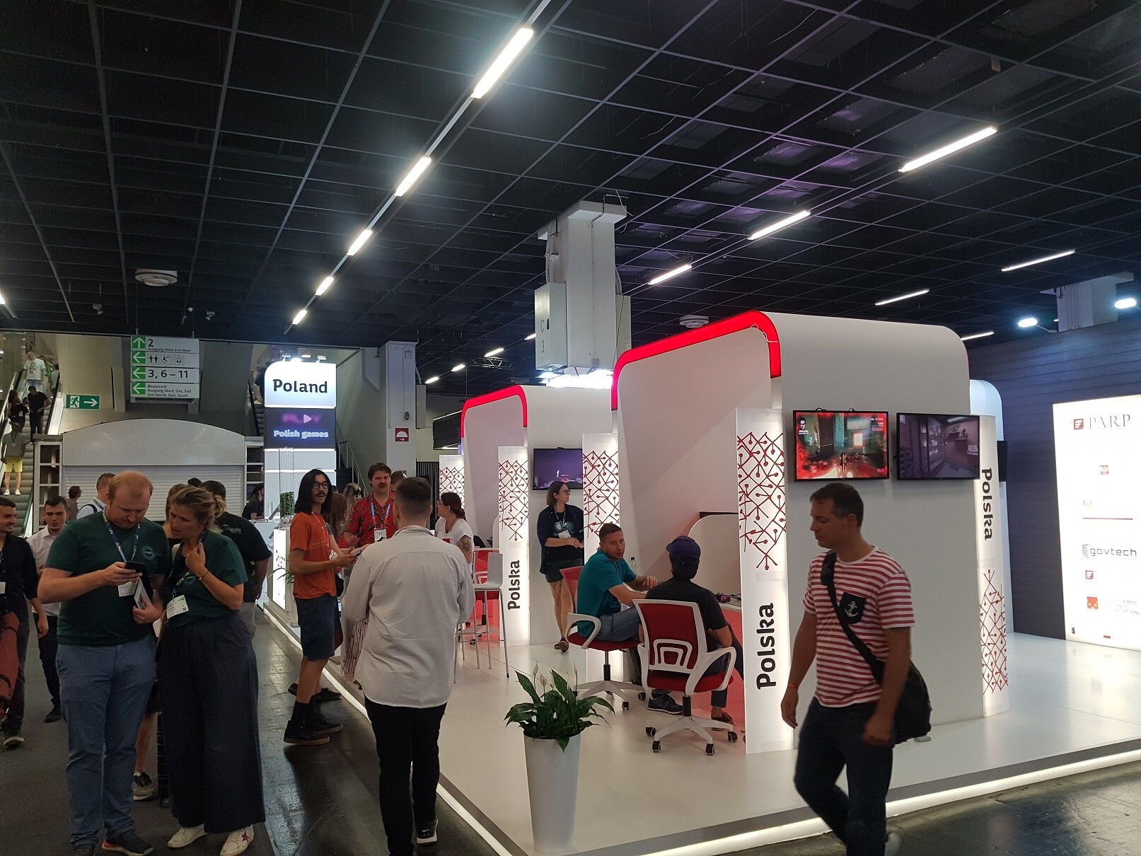 Widok na halę z ludźmi