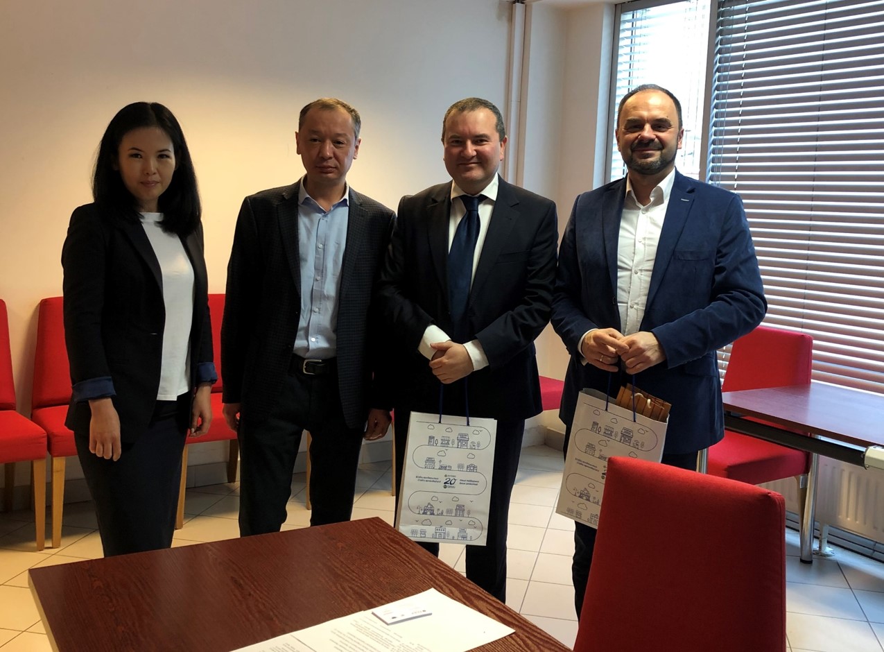 Na zdjęciu od lewej widać kobietę w średnim wieku oraz trzech mężczyzn w średnim wiek