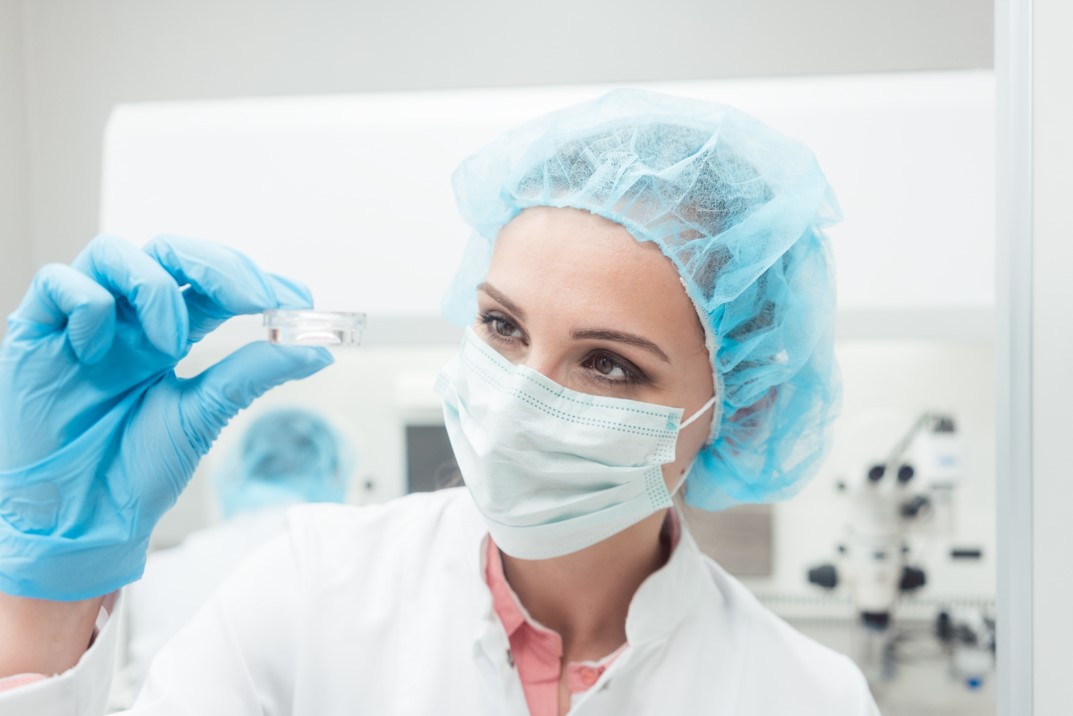 Widok na kobietę w masce chirurgicznej