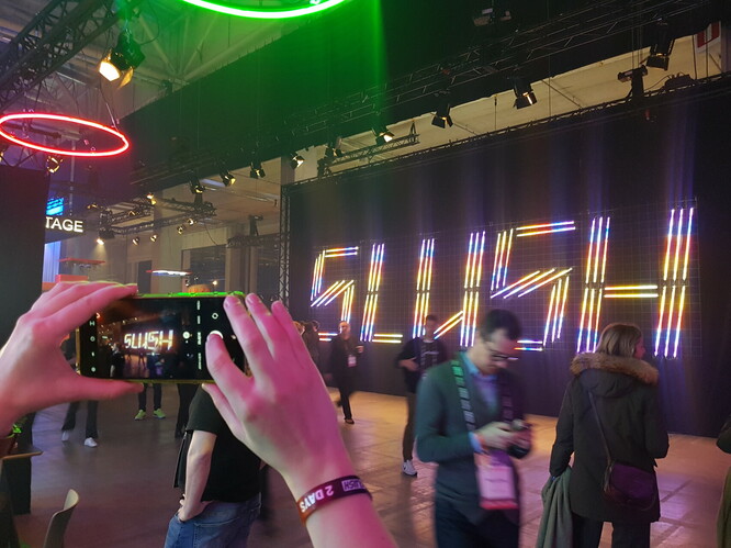 Widok na scenę z napisem SLUSH