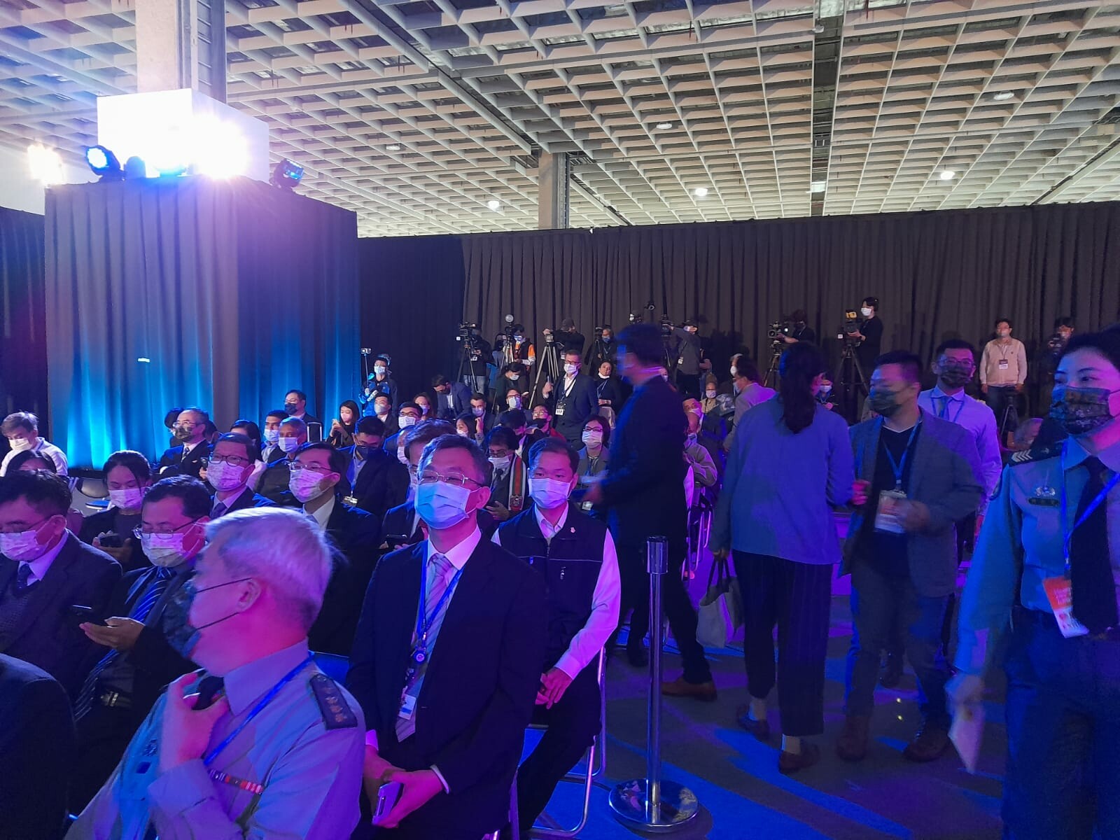 widok na grupę ludzi zgromadzonych na sali podczas konferencji