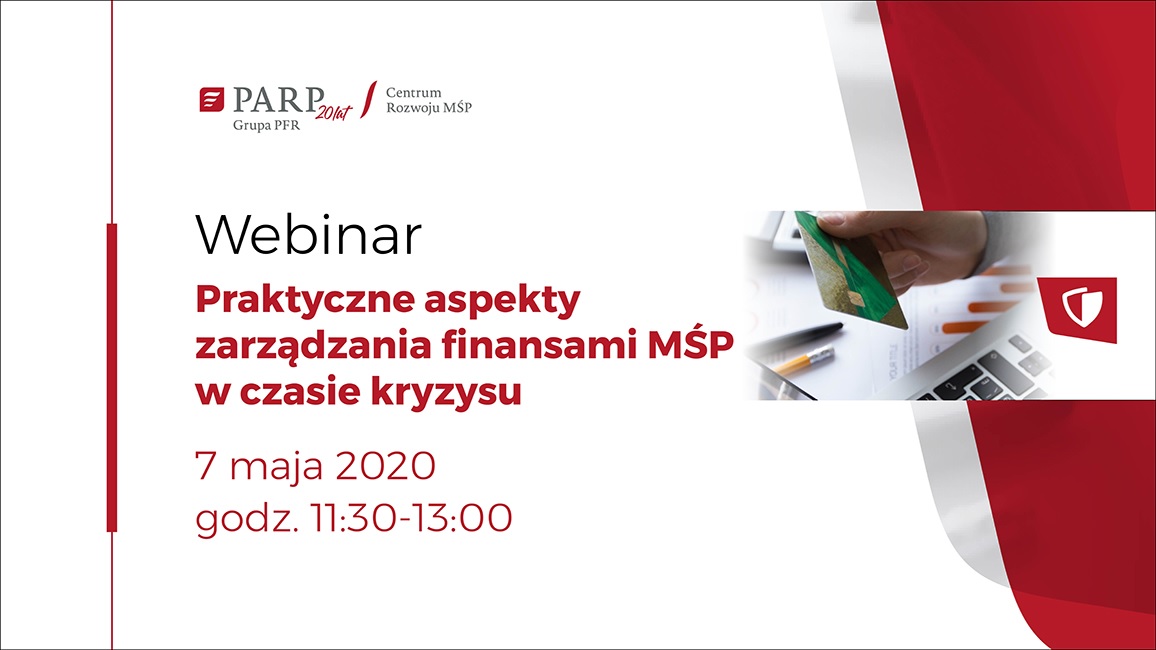 Zbliżenie na dłoń mężczyzny dotykającą klawiaturę komputera