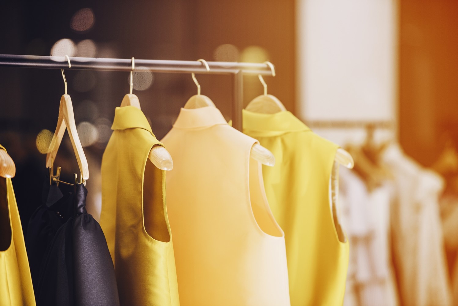 Garsonki w różnych kolorach wiszą na wieszakach