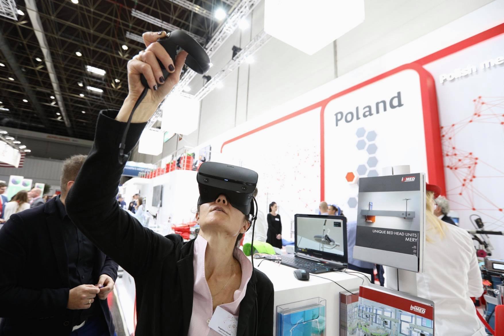 Kobieta w okularach VR na polskim stopisku na targach Medica 2019 Kobieta w okularach VR na polskim stopisku na targach Medica 2019