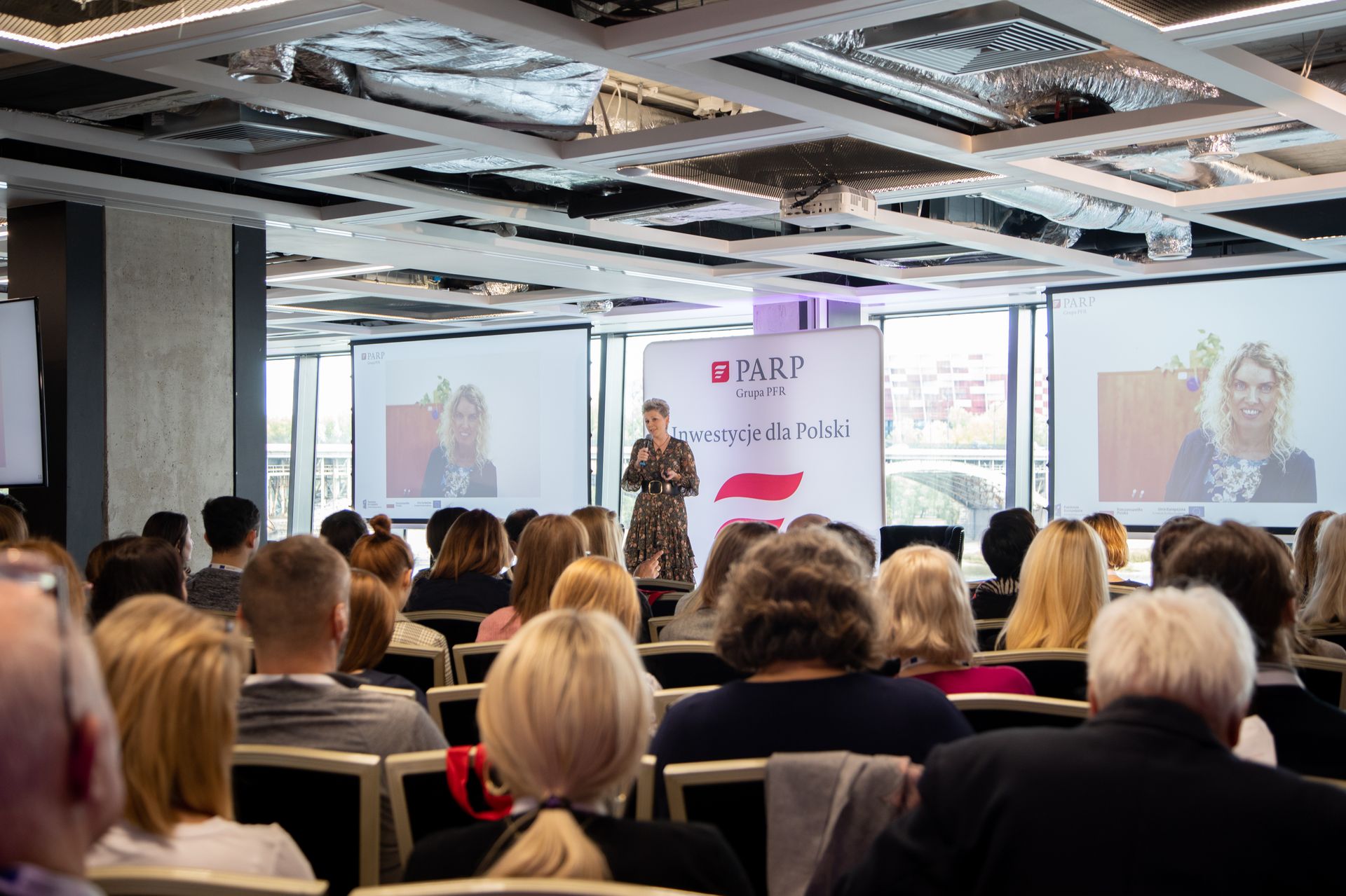 Uczestnicy konferencji siedzący na sali