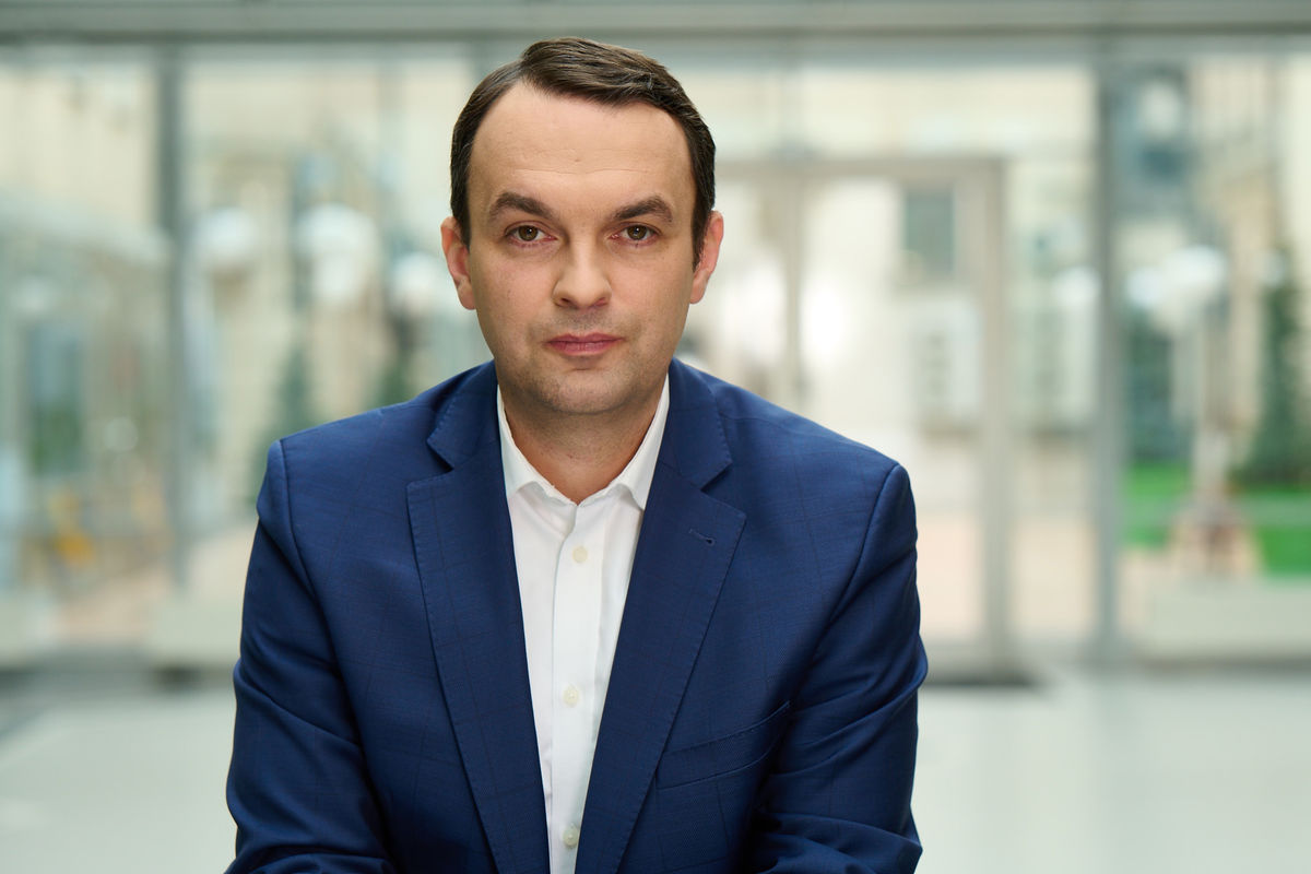 Zdjęcie mężczyzny Mikołaja Różyckiego p.o prezesa PARP w granatowym garniturze i białej koszuli