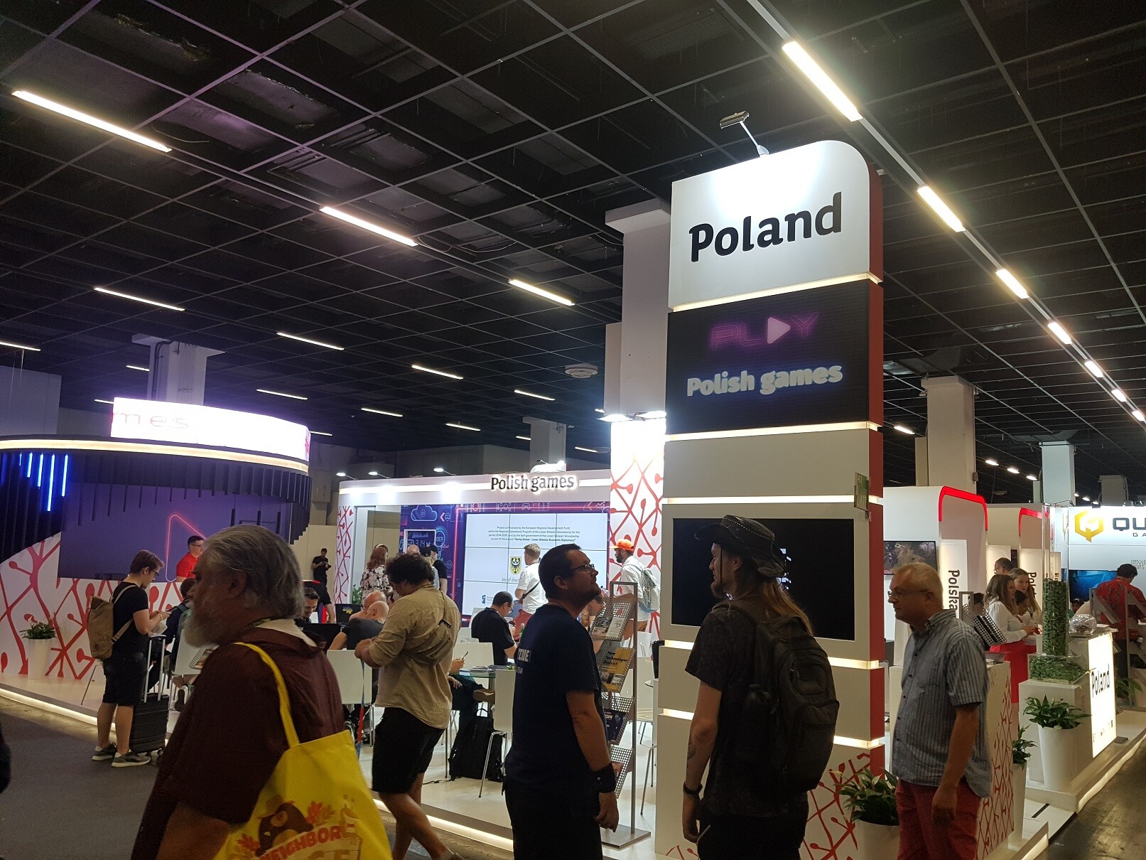 Widok na halę z ludźmi