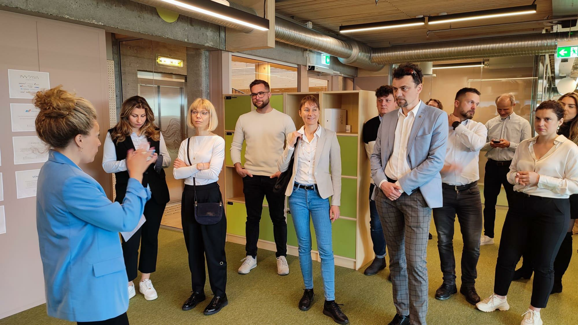 Grupa kilkunastu osób pozuje do zdjęcia