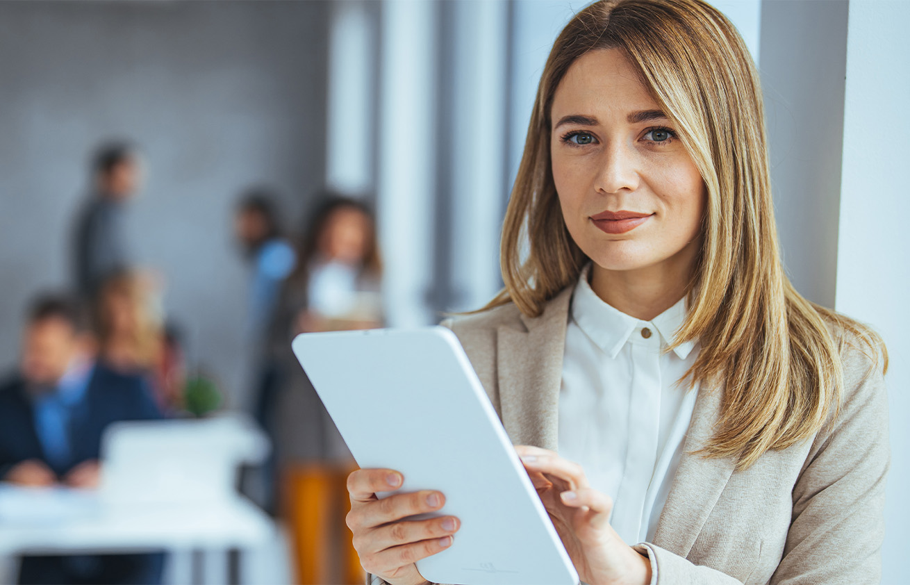 Kobieta w średnim wieku z tabletem