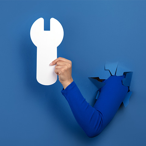 Ręką z kluczem na niebiskim tle.