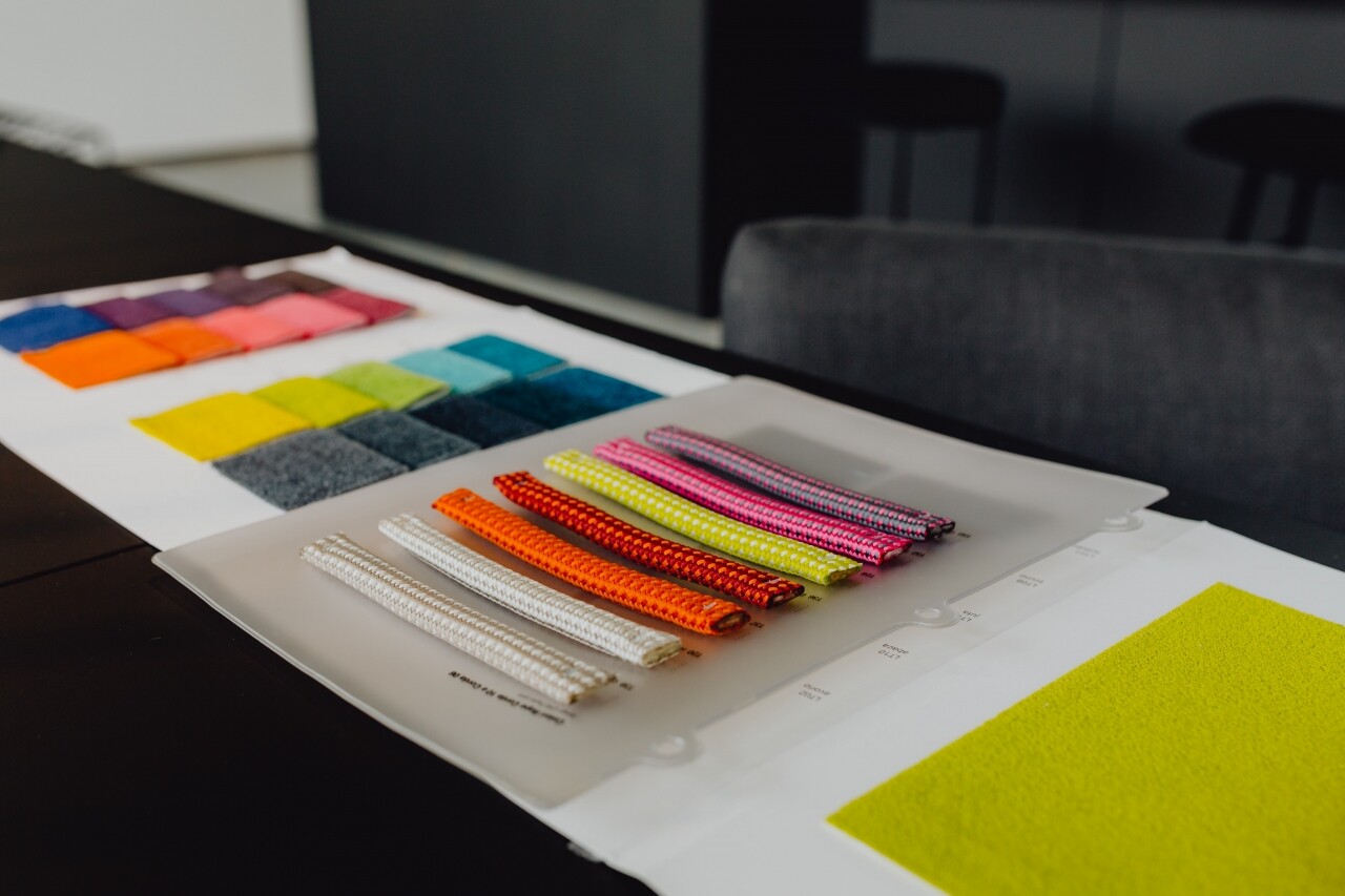 Widok na próbki tkanin w różnych kolorach