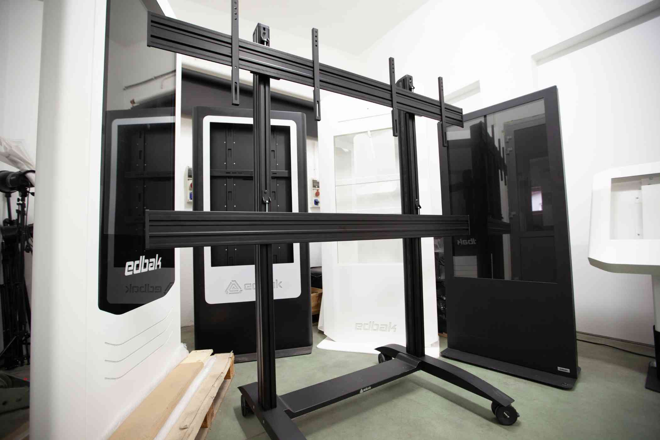 Widok na uchwyty do mocowania monitorów