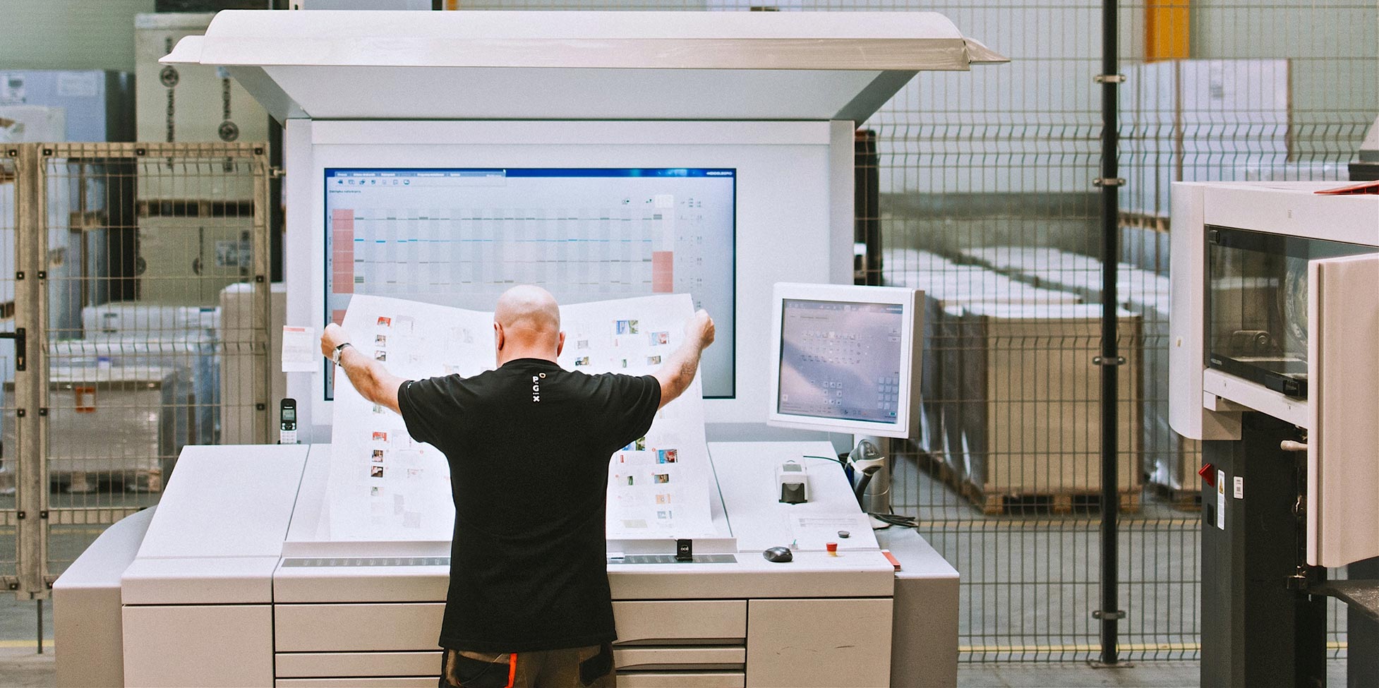 Widok meżczyzny trzymającego wydruk próbki za pomocą opcji direct mail