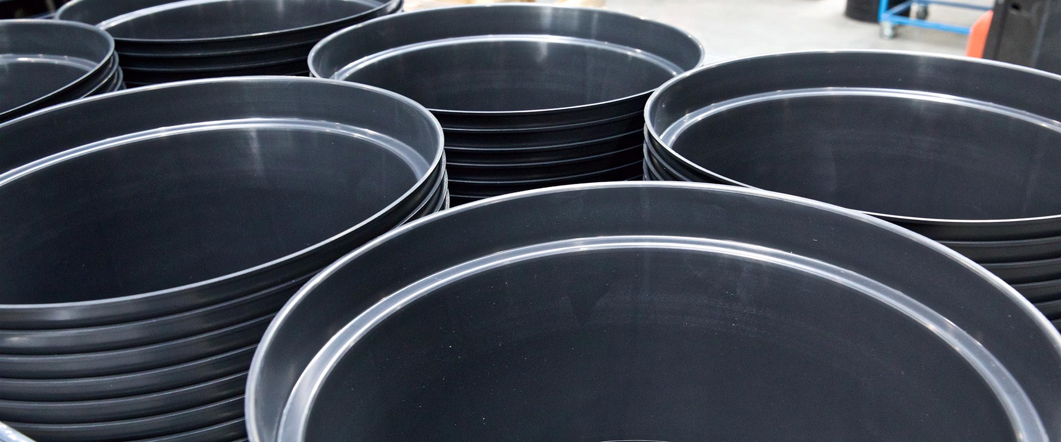 Widok czarnych doniczek