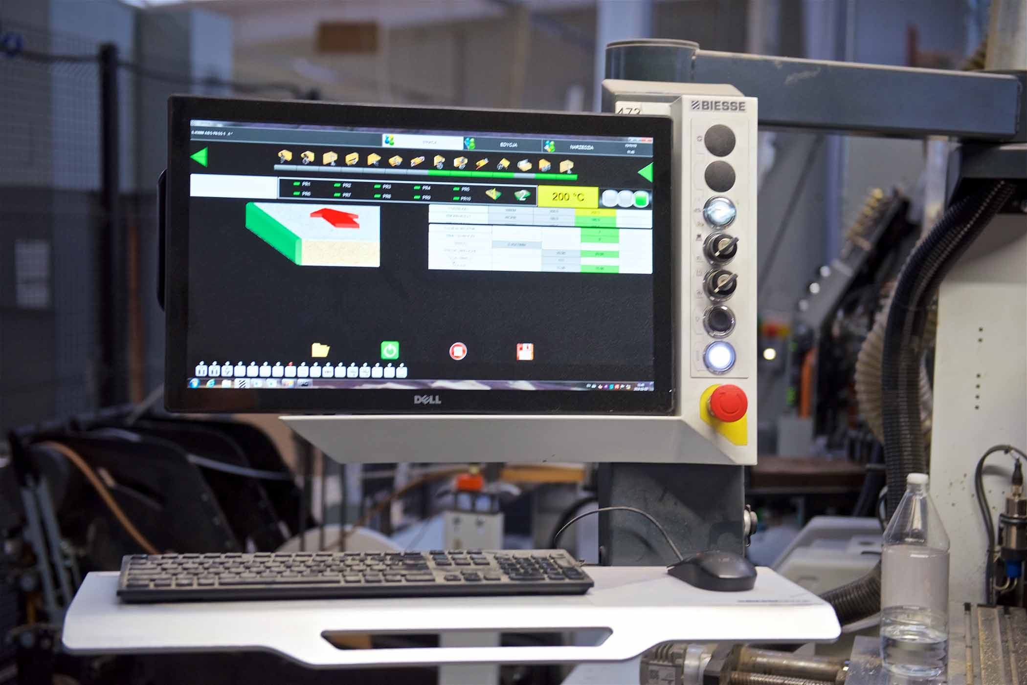 Zdjęcie ekranu monitora w wyświetlonym programem