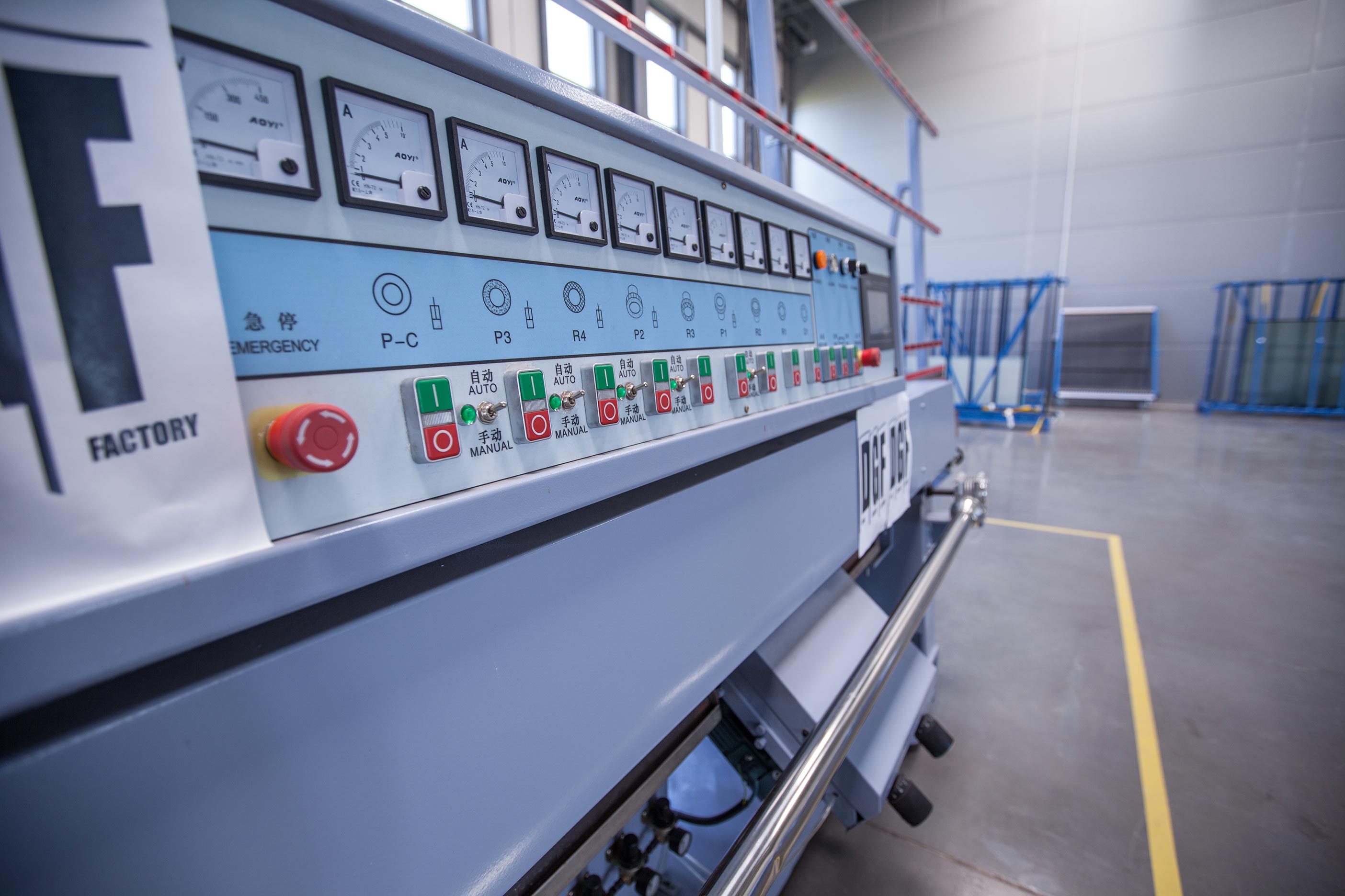 Hala produkcyjna, zbliżenie maszyny z platformą sterującą