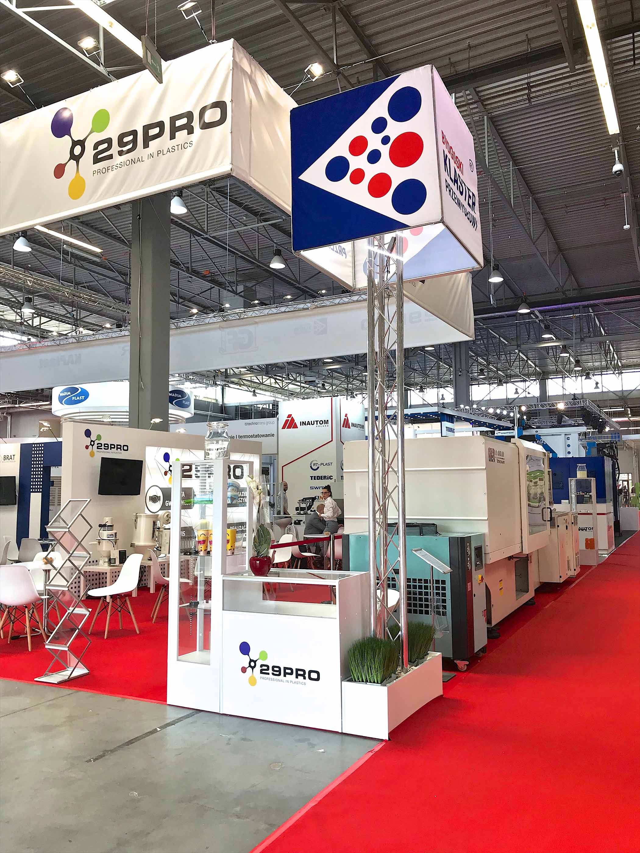 Zdjęcia zabudowy stoiska targowego z miejsce na ulotki i materiały promocyjne