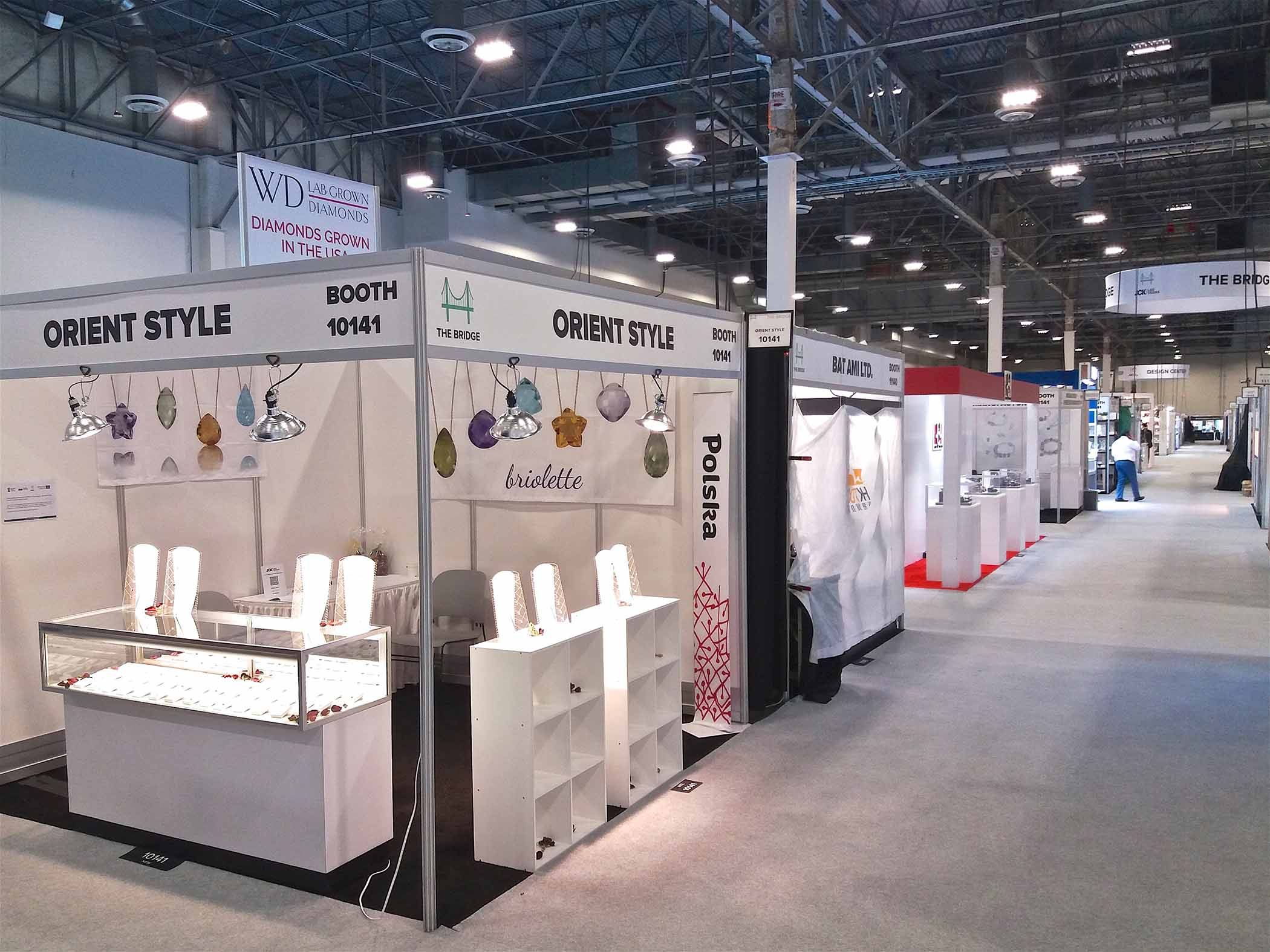 Zdjęcie stoisk wystawowych w hali targowej