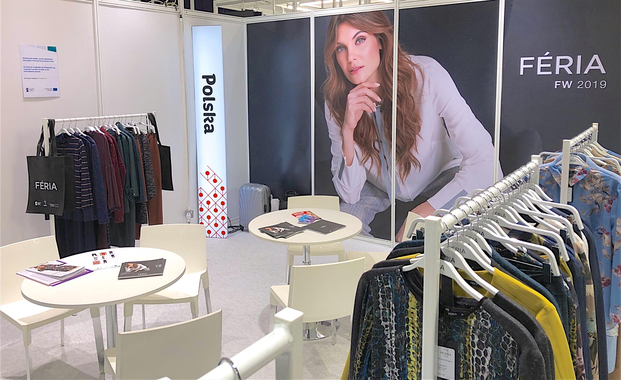 Widok wieszkaów z ubraniami na sotisku