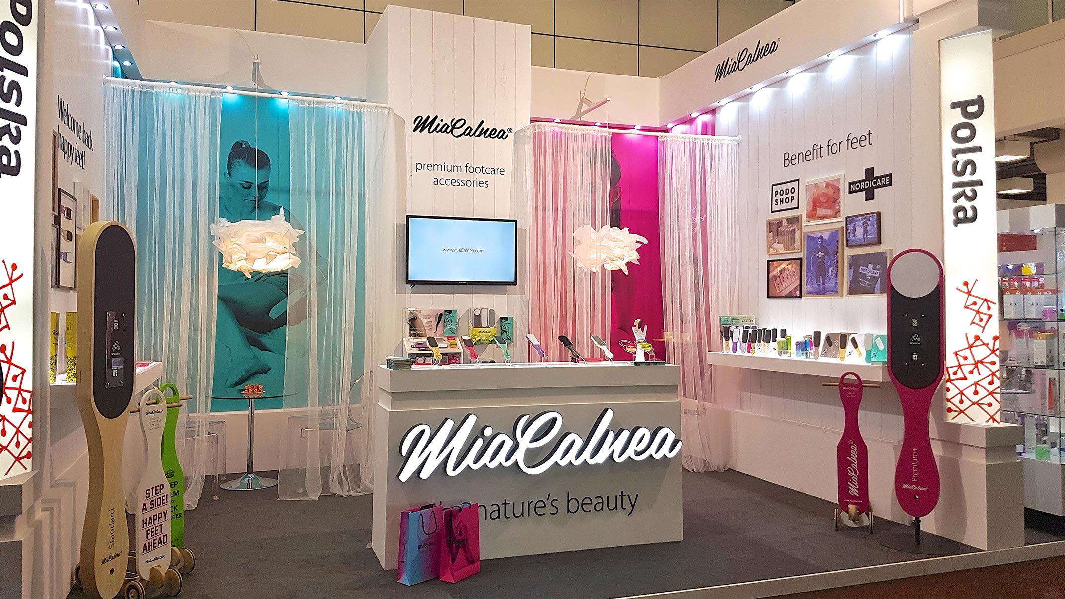 Widok stoiska targowego z produktami do pielęgnacji stóp