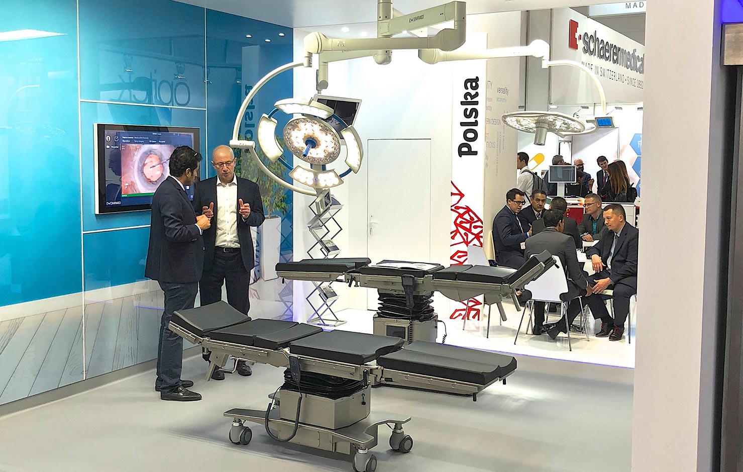 Stoisko targowe ze stołem operacyjnym