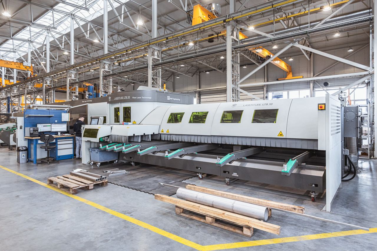 Maszyna produkcyjna w hali 