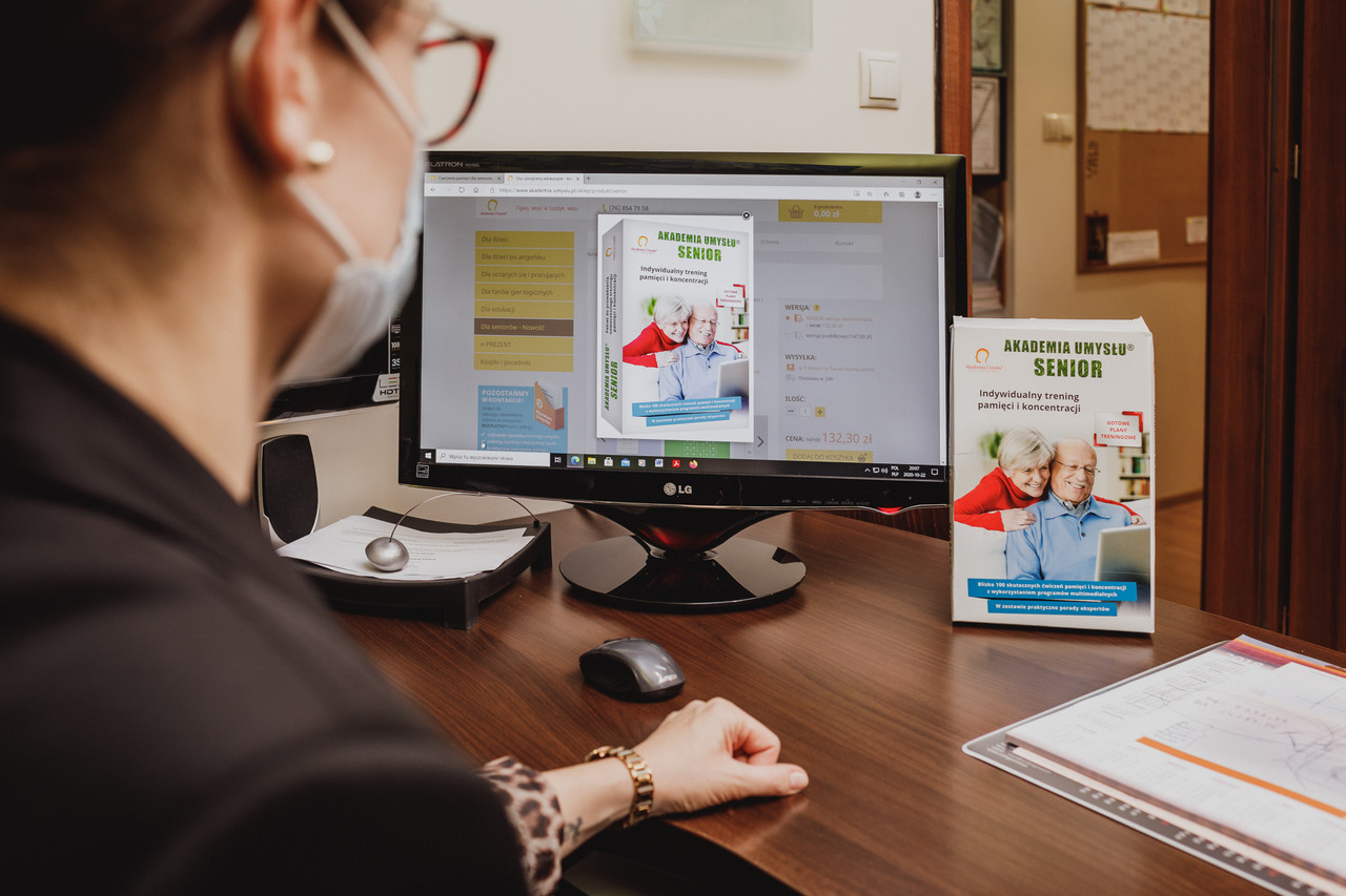 Zarys sylwetki osoby, która siedzi przed ekranem komputera