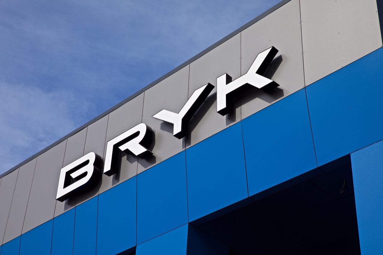 Nazwa firmy Bryk na budynku