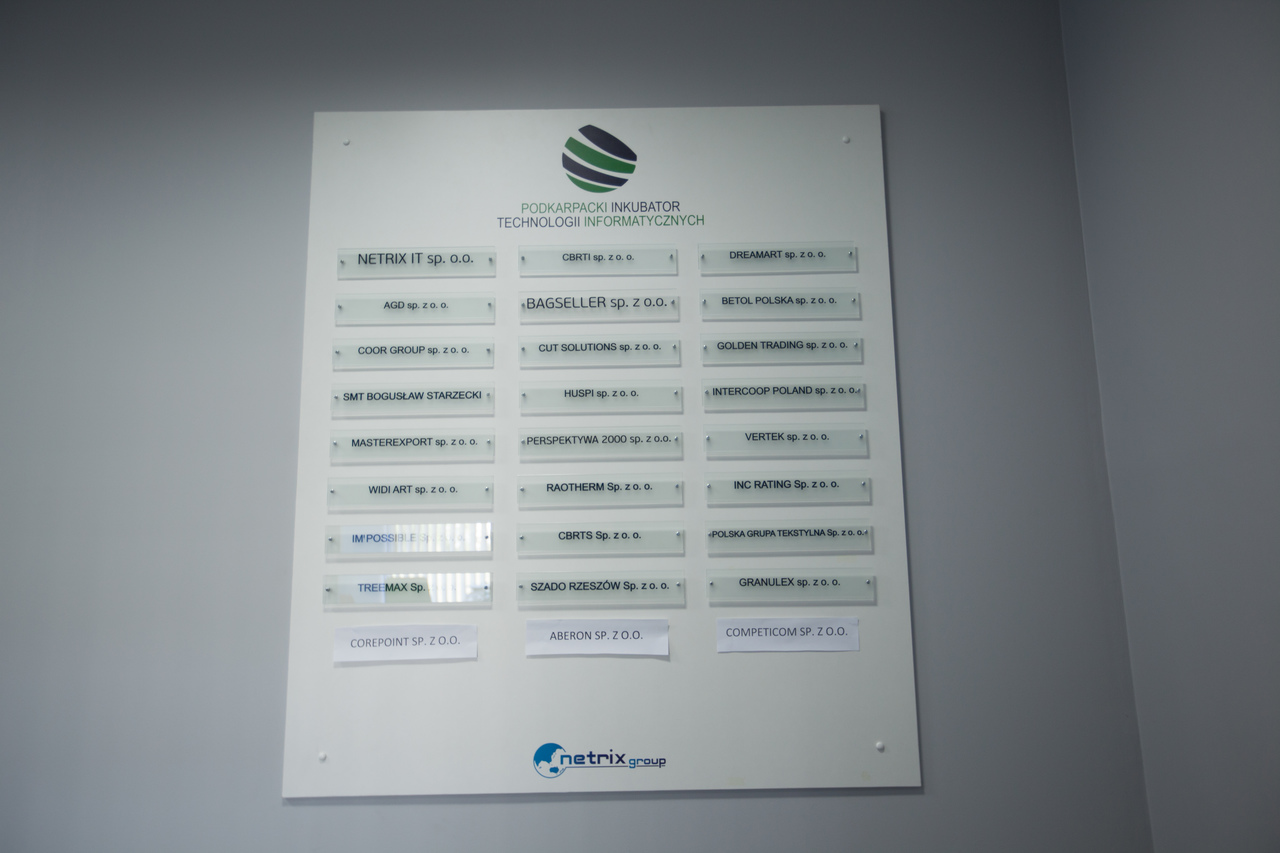 Tablica informacyjna na ścianie