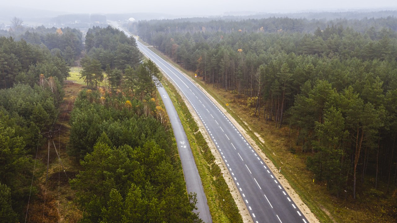 Widok na drogę oraz lasy
