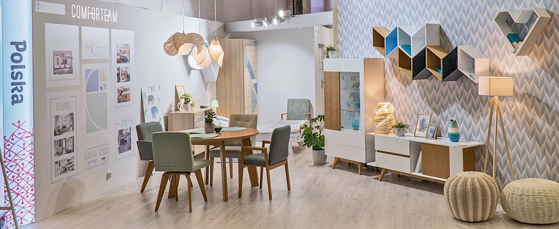 Widok stoiska targowego z meblami: stół oraz krzesła