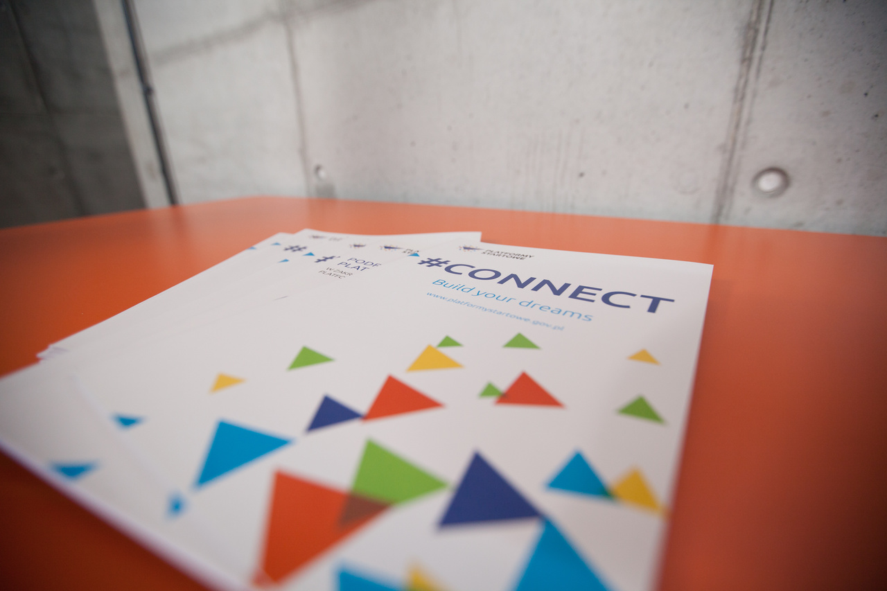 Katalogi leżące na biurku