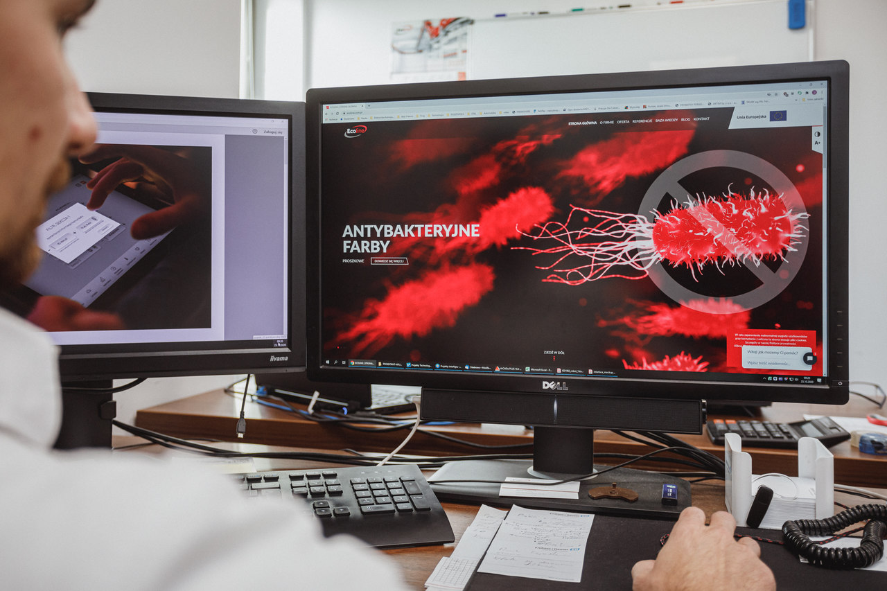 Zbliżenie na ekran komputera oraz rękę