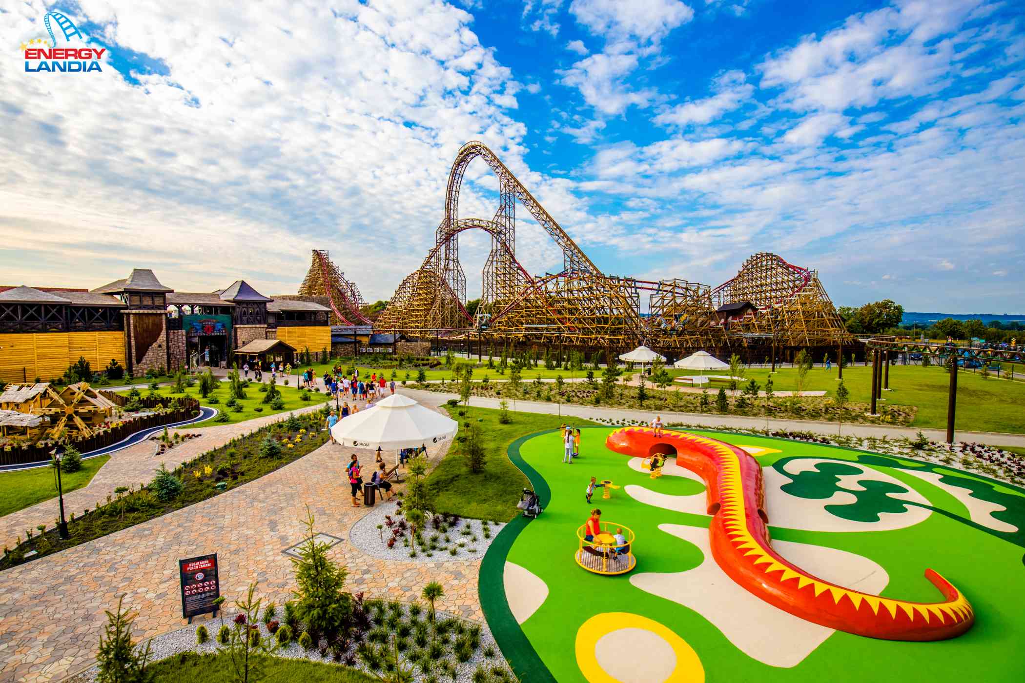 Zdjęcie placu zabaw i kolejki górskiej w parku rozrywki