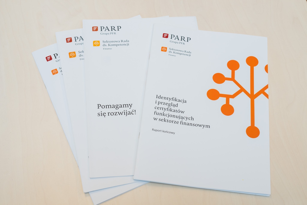 Katalogi firmy leżą na blacie