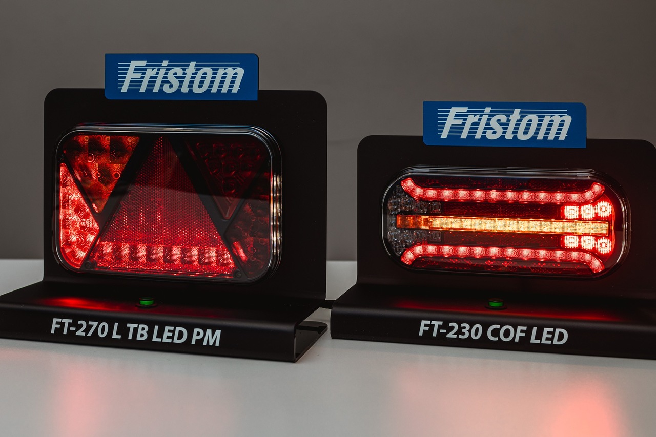 Dwie, czerwone lampki na blacie