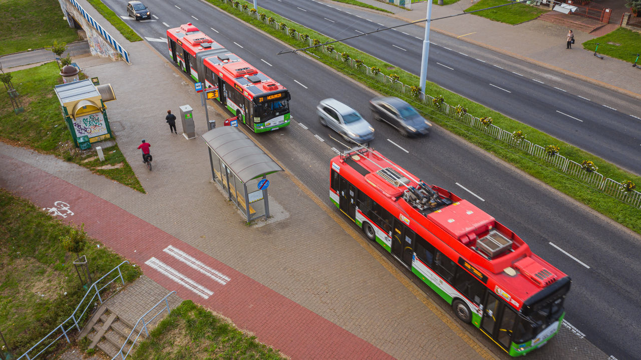 Autobusy na przystanku z lotu ptaka